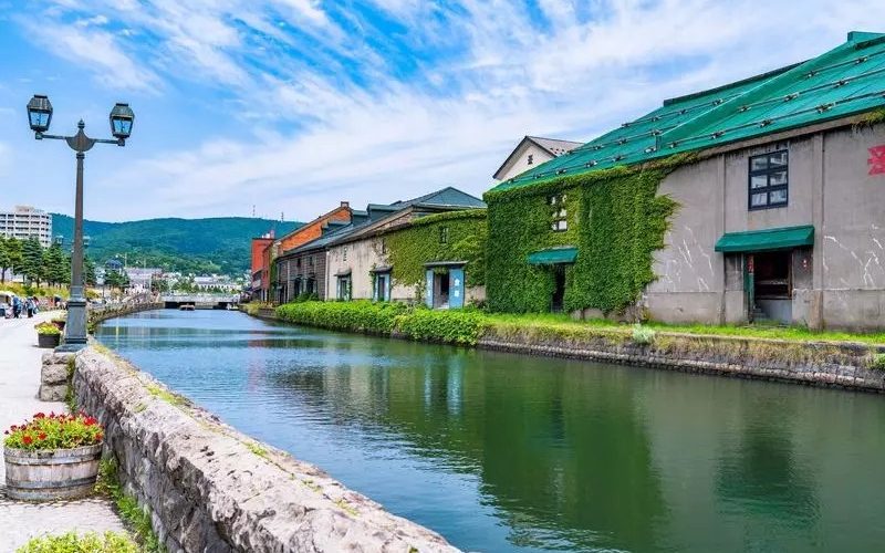 Foreigners Flocking in… Why Has Otaru Become An International Tourist Destination?