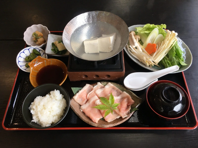 1747874262 鉱泉しゃぶしゃぶ定食 scaled 1